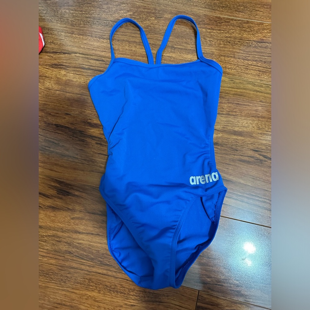 Arena
Women's Challenge Back One Piece Swimsuit
Sz: 22 color: blue